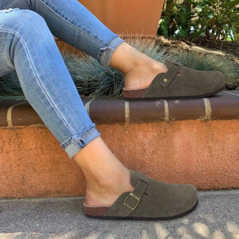 Komfortable grønne dames tøfler, halvåbne slip-on med justerbar spænde. Ideelle hverdagstøfler.