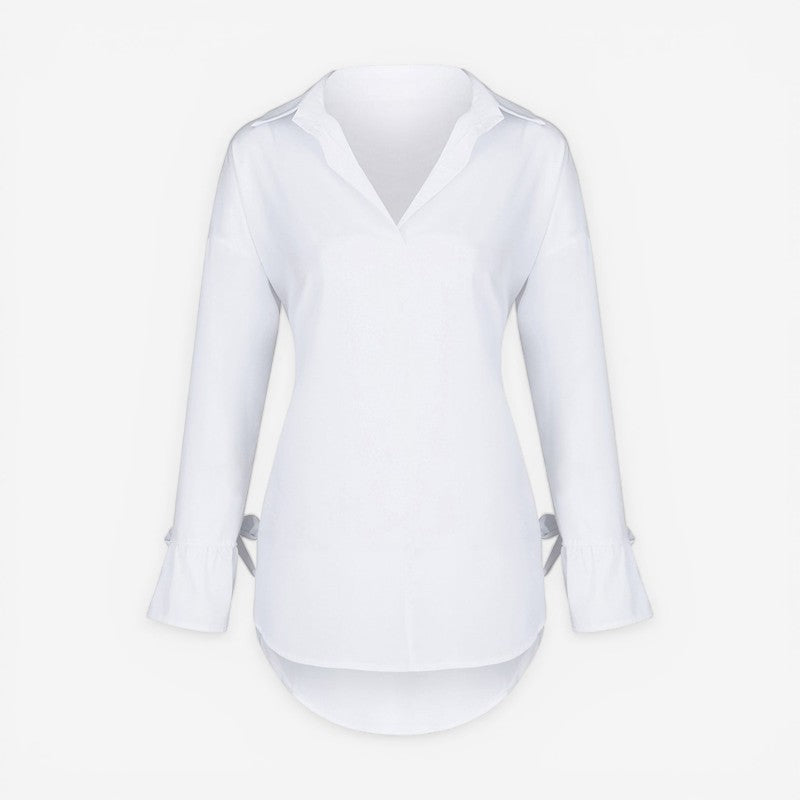 Dames hvid langærmet bluse med elegant sort sløjfe foran, perfekt til stilfuld hverdagskomfort.
