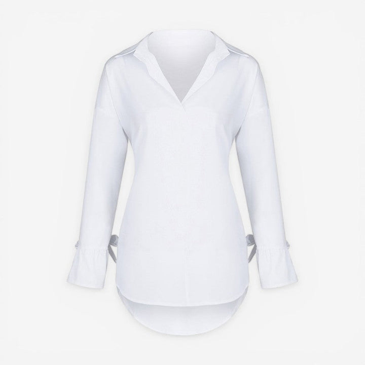 Dames hvid langærmet bluse med elegant sort sløjfe foran, perfekt til stilfuld hverdagskomfort.