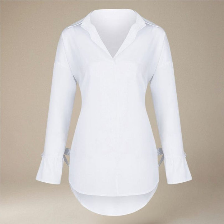 Alsidig hvid damebluse med lange ærmer og sløjfe, perfekt til et elegant forårs- eller efterårsoutfit.