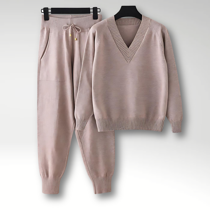 Trendy hoodie sæt til kvinder. Komfortabelt lounge sæt med hættetrøje og lange bukser.