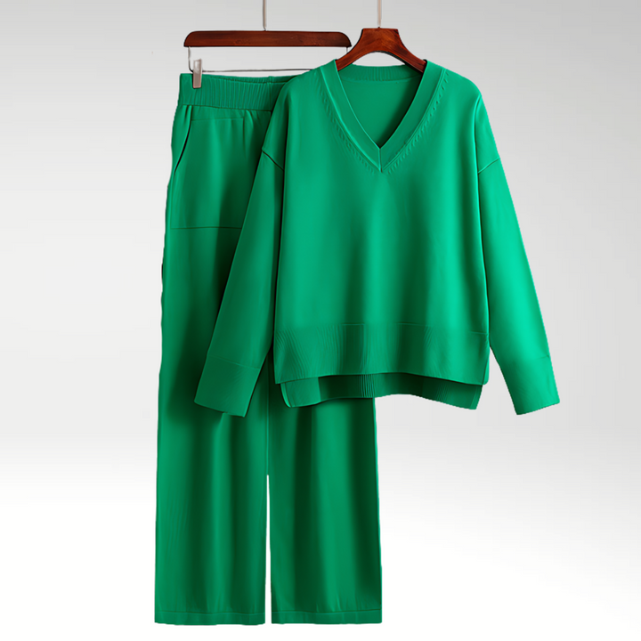 Moderne to-delt outfit med en trendy V-hals bluse og matchende komfortable bukser. Ideelt casual mode sæt.