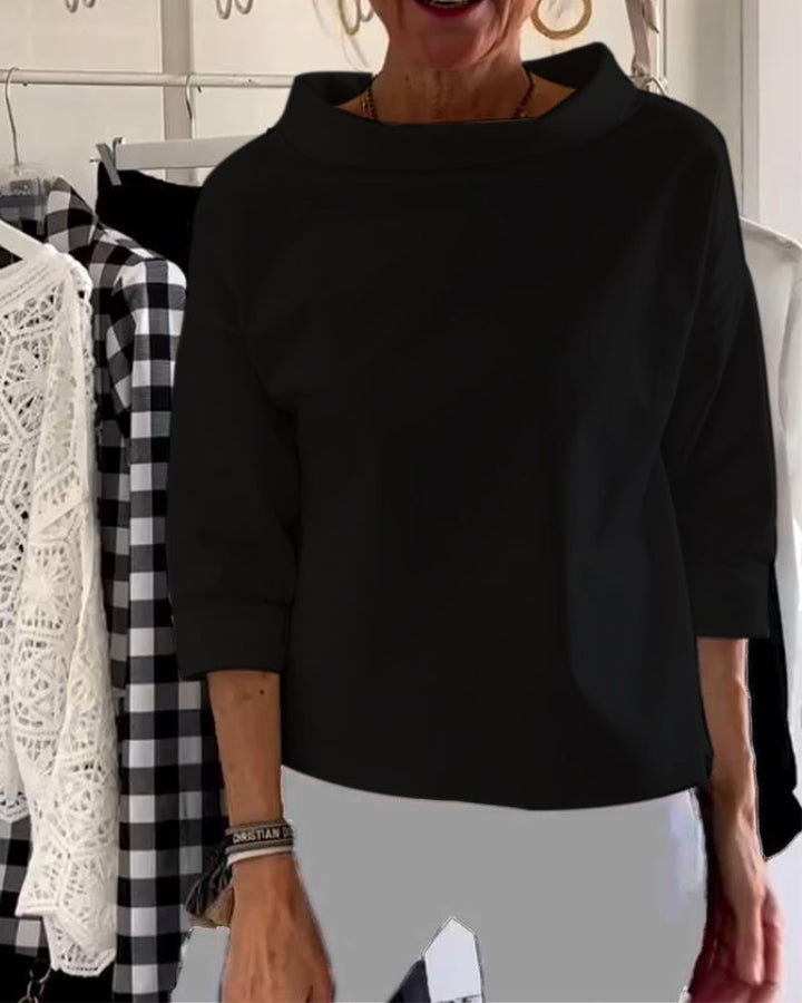 "Dameskjorte med elegant bådudskæring, 3/4-ærmer, ideel til modebevidste kvinder, til både arbejde og fritid."