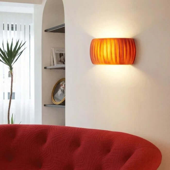 Ribbet Væglampe i Harpiks - Art Deco Design