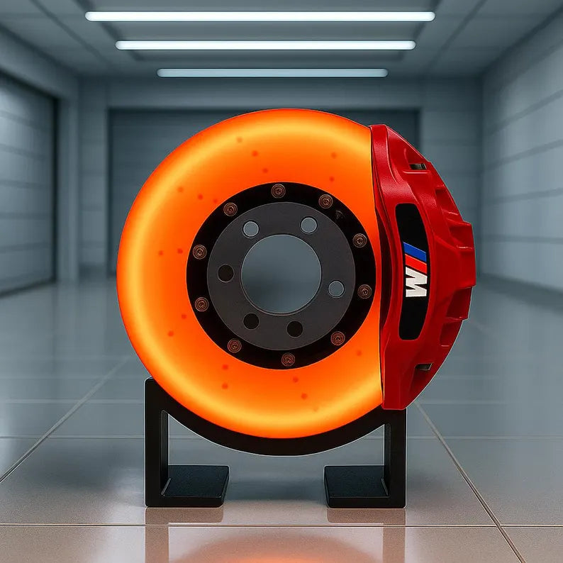 Bremsekaliber skrivebordslampe med trådløs oplader. Industrielt design og funktionel belysning til kontoret.