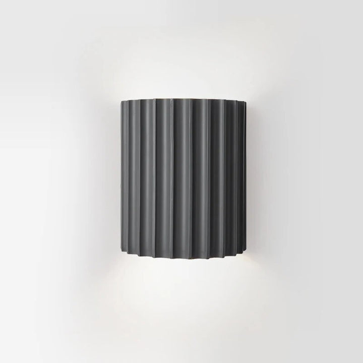 Moderne væglampe af harpiks. Komplementerer din indretning med elegant og funktionel belysning.