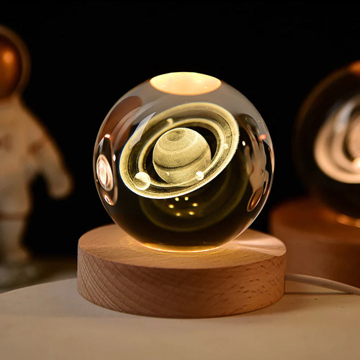 Magisk LED natlampe i krystalkugle design med detaljeret solsystem og måne, en smuk gaveidé.
