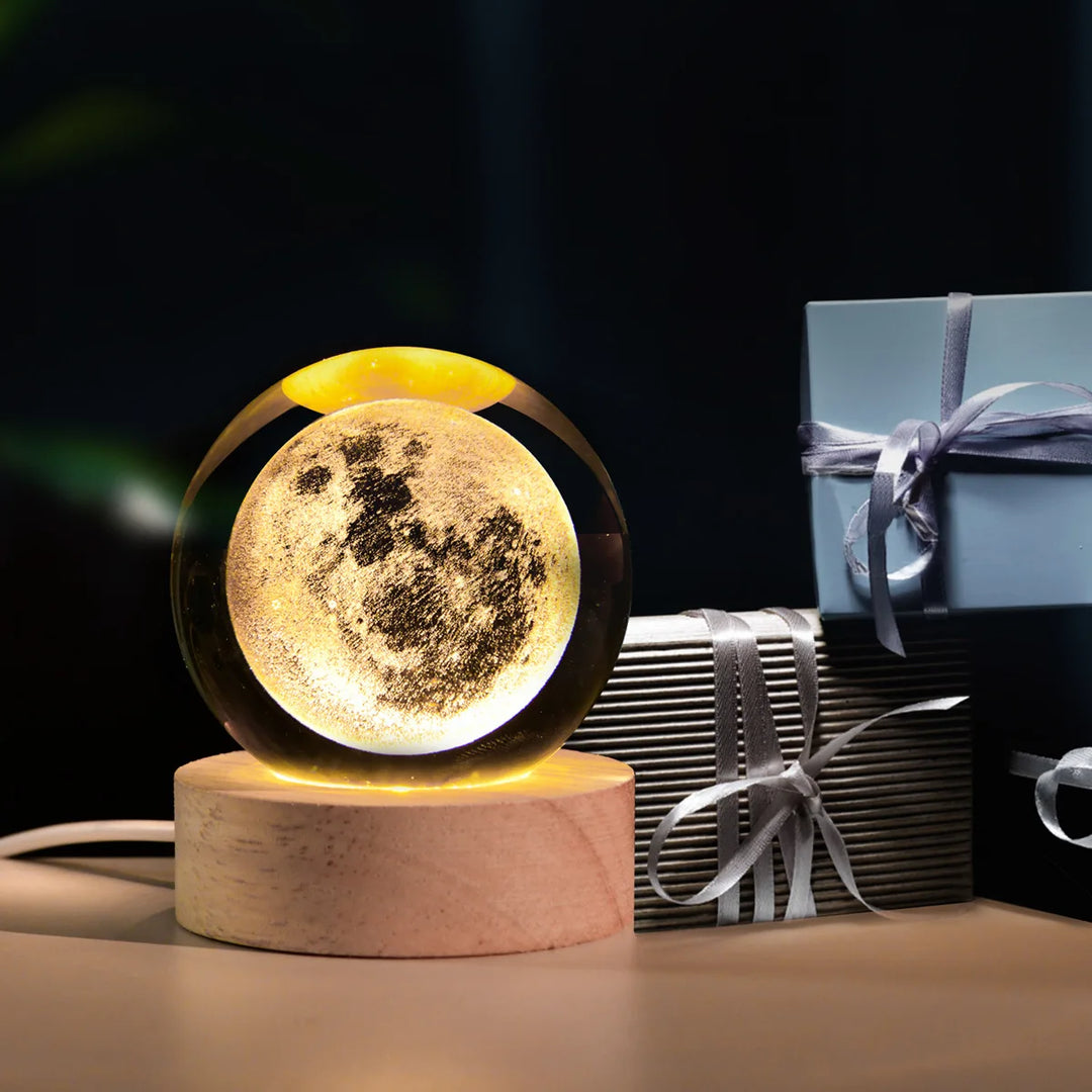 Stemningsfuld krystalkugle natlampe med dynamisk solsystem- og månemotiv, ideel til soveværelset.