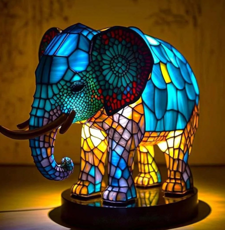 LED bordlampe set fra siden, fremviser dens kunstneriske og moderne figur design.