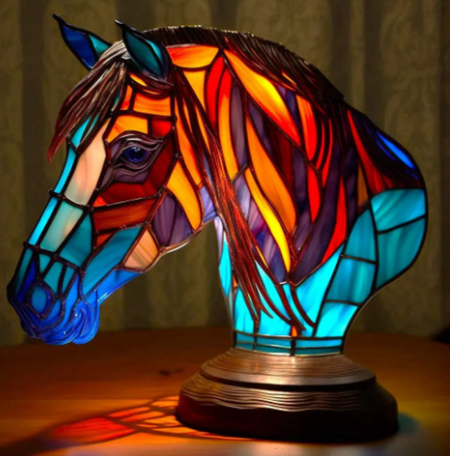 Dekorativ LED bordlampe på et sidebord, giver blødt kunstnerisk stemningslys.