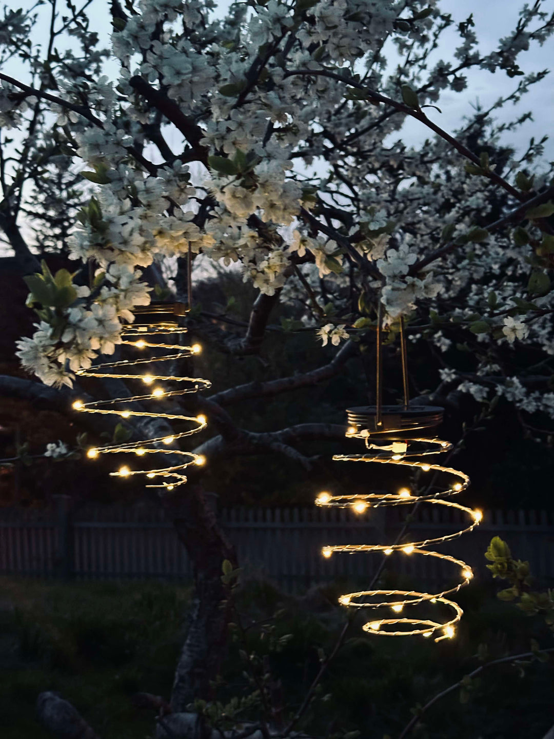 Automatisk solcelle spiral lanterne. Vejrbestandig LED udendørslys til stemningsfuld havebelysning.