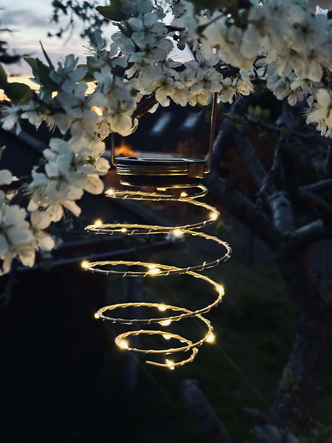 Gylden metal solcelle spiral lanterne. Miljøvenlig og energibesparende LED lys til haven og terrassen.