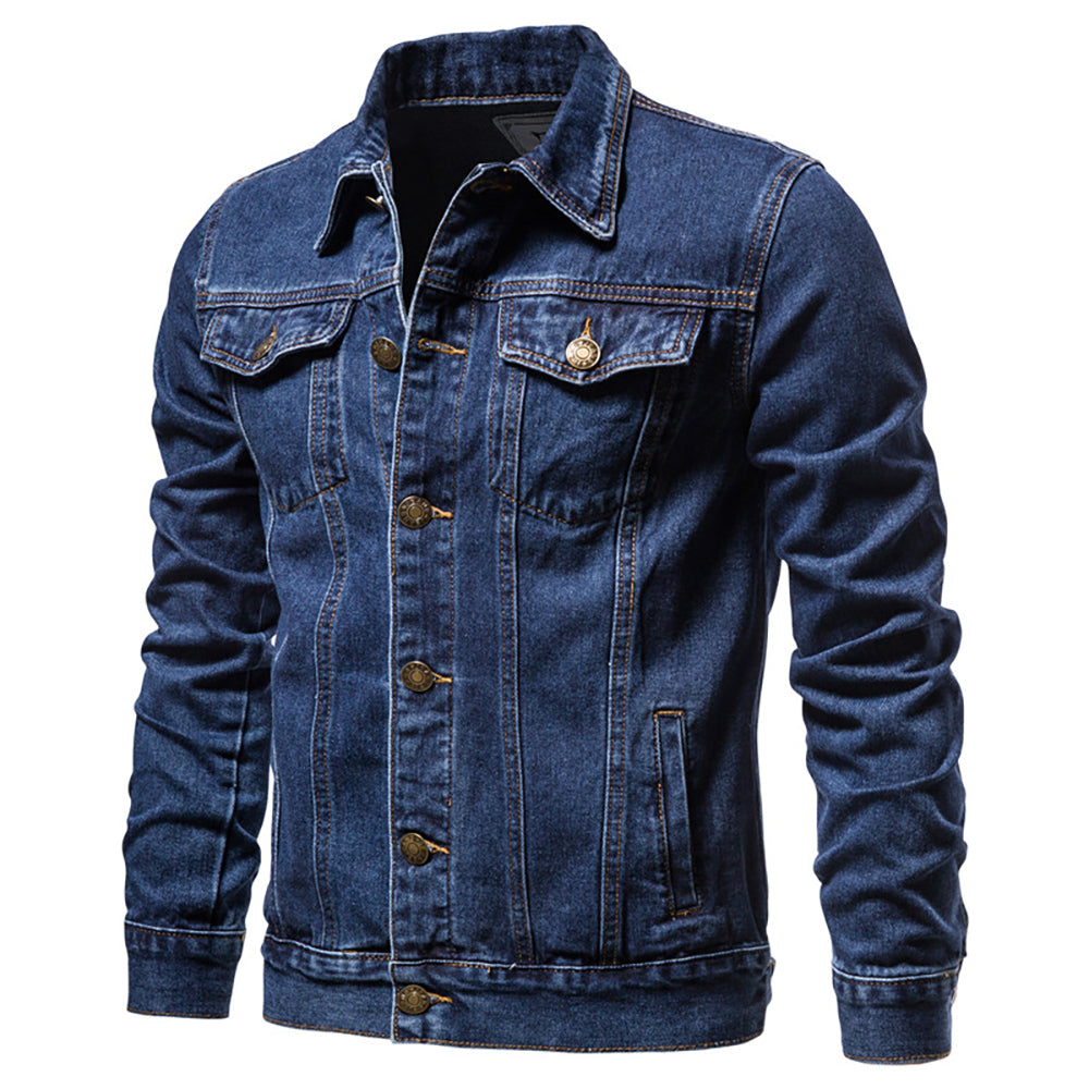 Denimjakke til mænd, set forfra, med rene linjer og moderne snit, tilgængelig i sort, blå og mørkeblå.