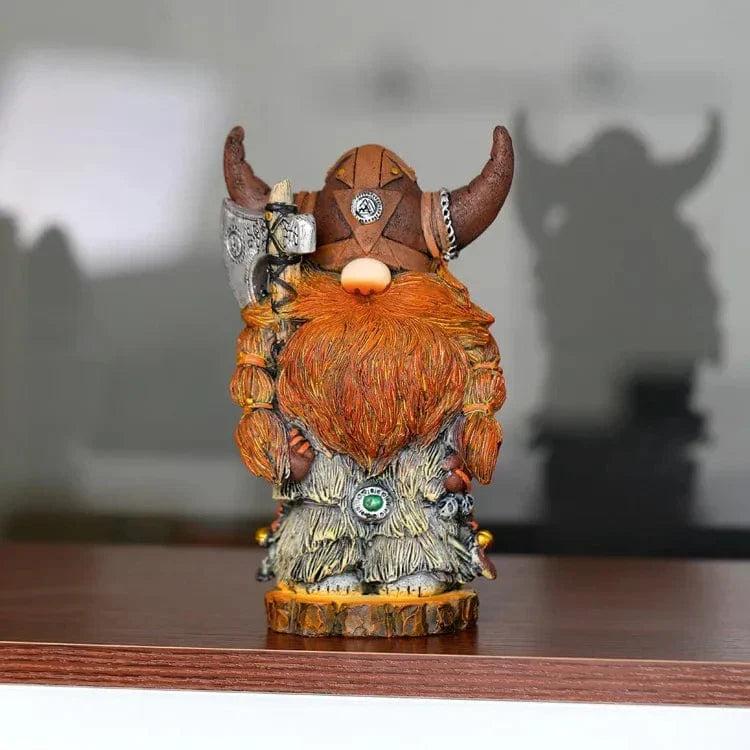 Historisk viking kriger figur i fuld rustning. Majestætisk harpiks statue til nordisk boligindretning.