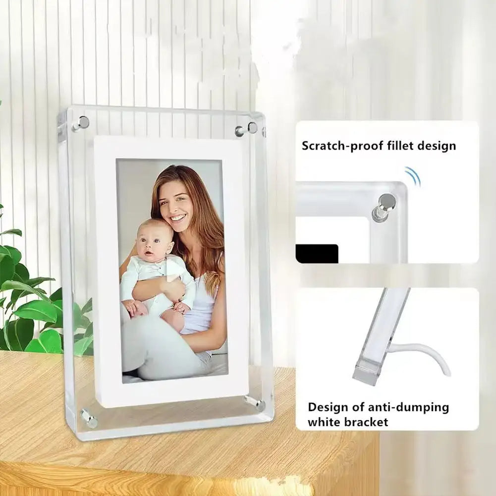 Digital fotoramme, som samler og viser familiens bedste fotos og videoer. En personlig indretningsdetalje.