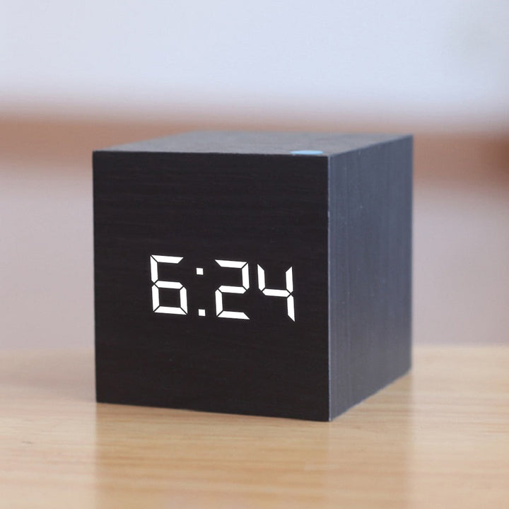 Digitalt LED vækkeur i minimalistisk TimeCube design med temperatur- og datovisning til et moderne hjem.