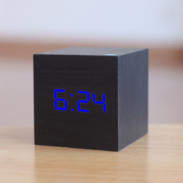 Elegant sort TimeCube LED vækkeur med temperaturvisning, ideel som moderne gaveidé til hjemmet eller kontoret.