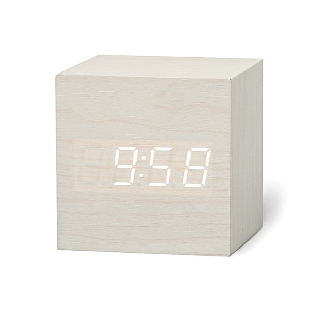 Nærbillede af et digitalt LED vækkeur TimeCube, der viser klokken, datoen og temperaturen i et skarpt display.