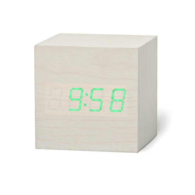 Moderne hvidt minimalistisk LED bordur i kubisk form med digitalt display for tid, dato og temperatur.