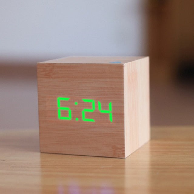 Kompakt TimeCube LED vækkeur med store digitale cifre, temperaturmåler og datovisning – en smart tilføjelse.