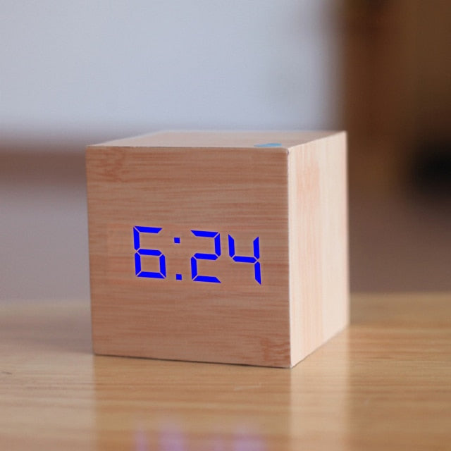 Moderne digitalt vækkeur til bordet med LED-display, der viser tid, dato og indendørstemperatur i ét elegant design.