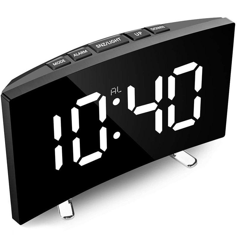 Digitalt ur med buet LED-display og automatisk lysjustering.