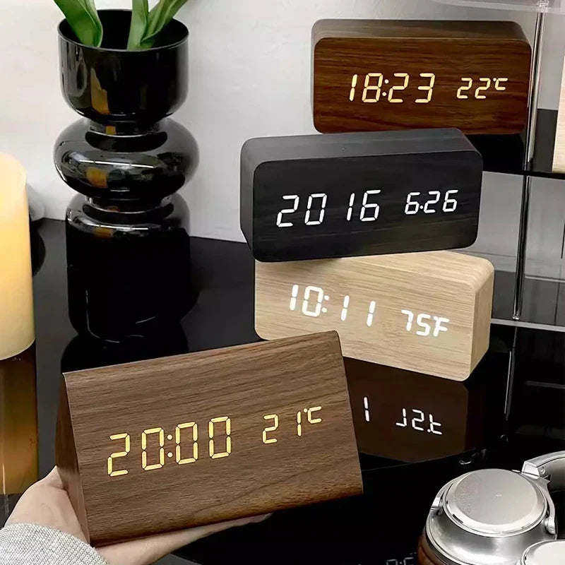 Minimalistisk sengeur i trælook, LED display viser digital tid på natbordet.