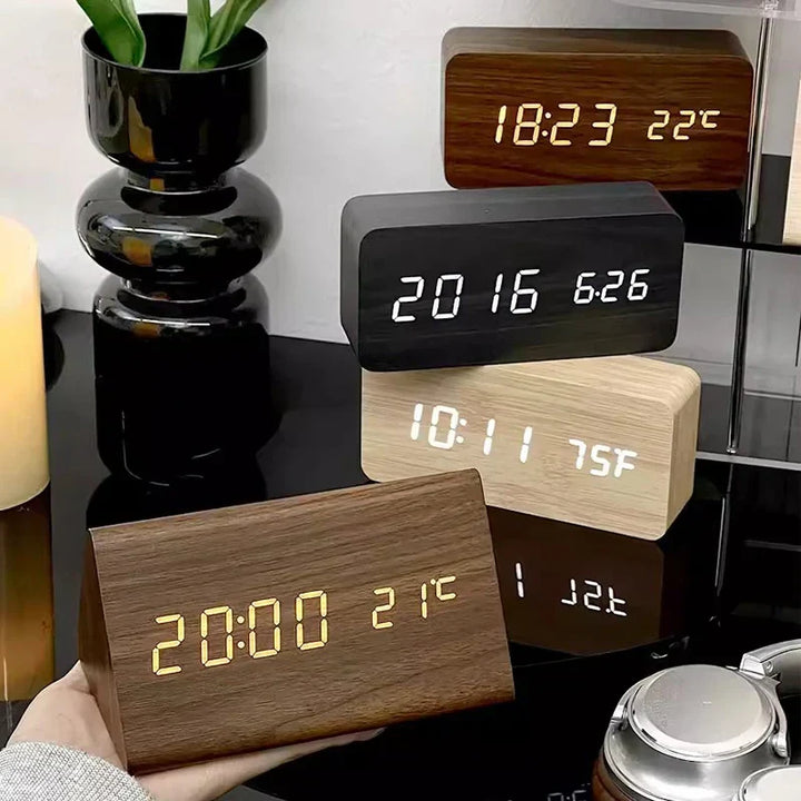 Fritlagt digitalt LED-vækkeur i træfinish. Stilfuldt design til indretning.
