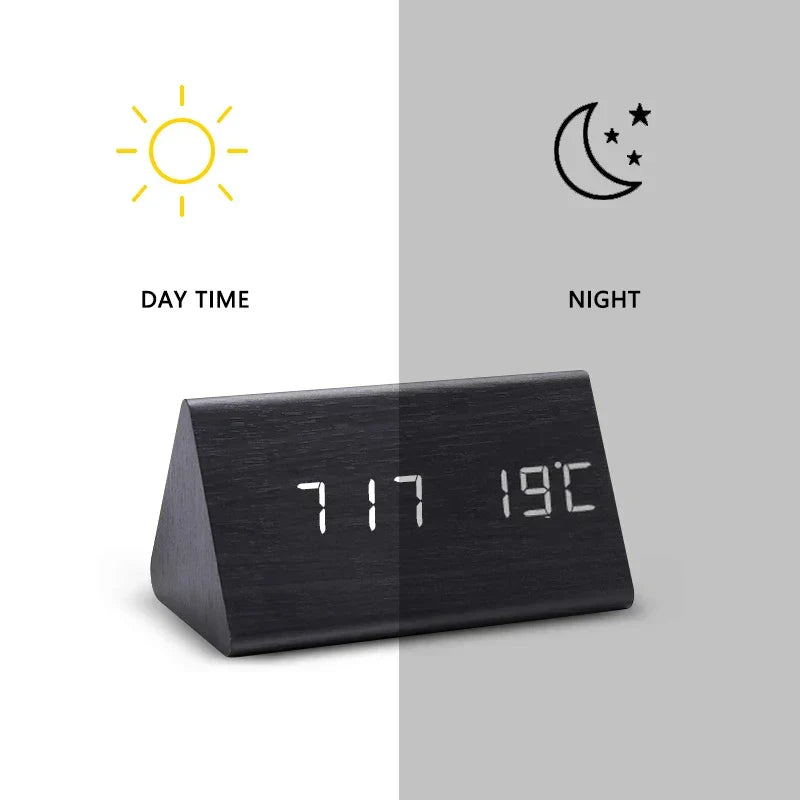 Digitalt LED-vækkeur i trælook set fra siden. Slankt og moderne designur.