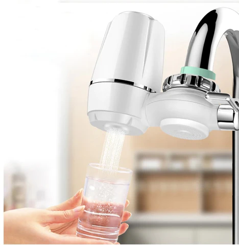 "Dobbelt flow vandfilter til vandhaner, kompakt med ni-lags filtrering, designet til renere vand og nem installation."