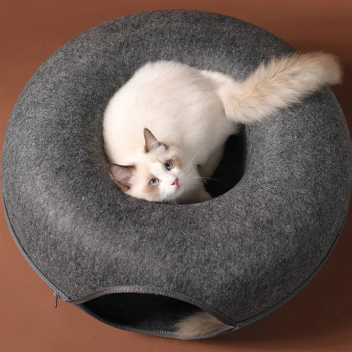 Donut-katteseng med dobbeltlagstunnel. Et hit hos katte, perfekt til soveplads, leg og hygge i kattereden.