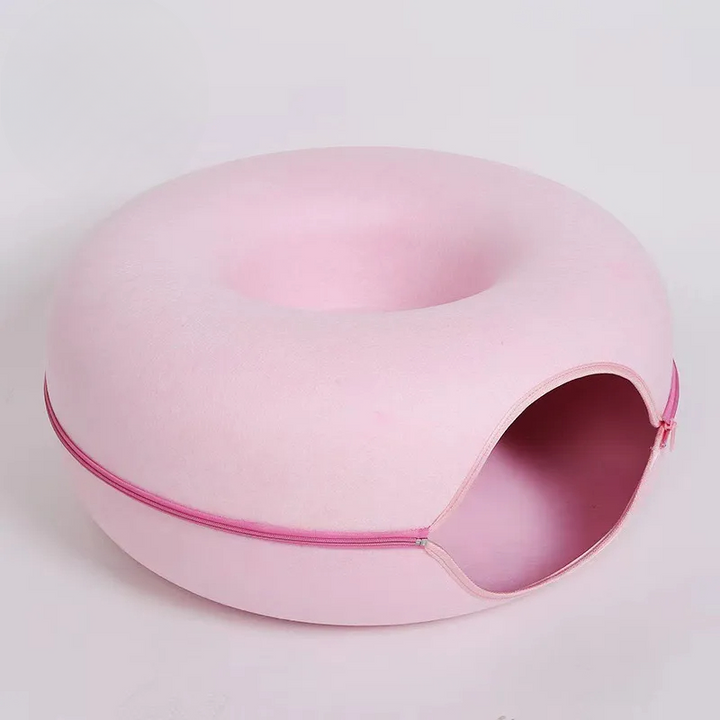 Nærbillede af dobbeltlagstunnelen i donut-kattesengen. Inviterende kattehule og soveplads for katte.
