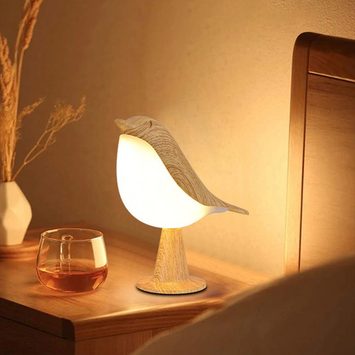 DreamWing genopladelig natlampe, der skaber afslappende aftenstemning i soveværelset med blødt lys.