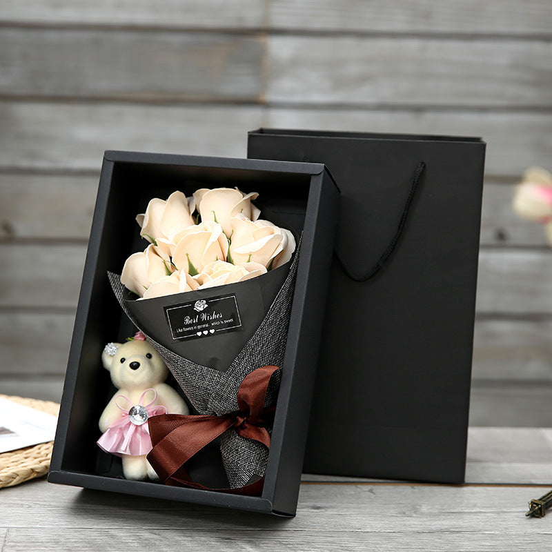 Elegant buket af smukke, duftende evighedsroser i klar vase. Varig, vedligeholdelsesfri blomsterdekoration til hjemmet.