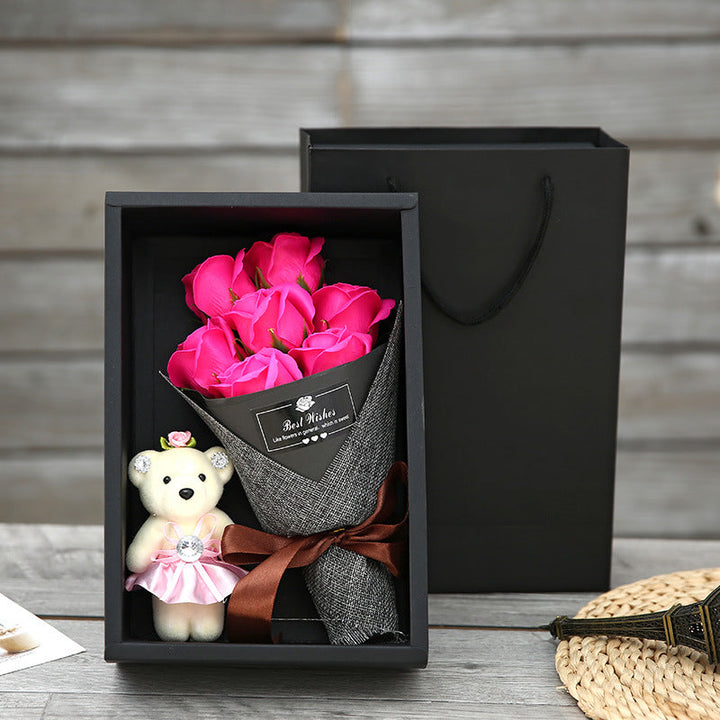 Smuk dekoration med duftende evighedsroser. En varig og vedligeholdelsesfri blomsterbuket, perfekt til indretning og gave.