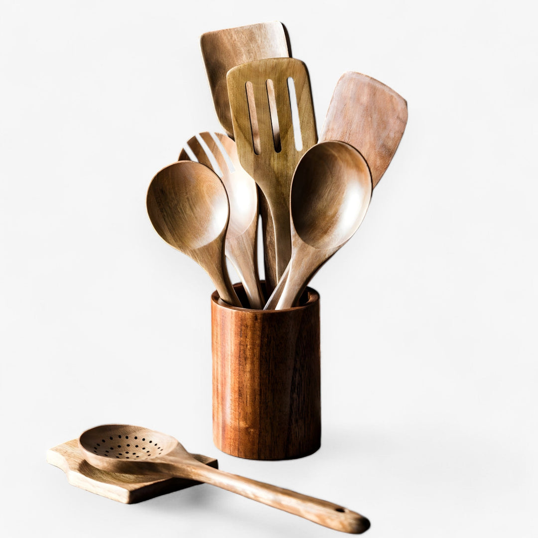 "EcoChef køkkensæt i skandinavisk design med fem træredskaber i naturligt træ, elegant og bæredygtigt til moderne køkken."