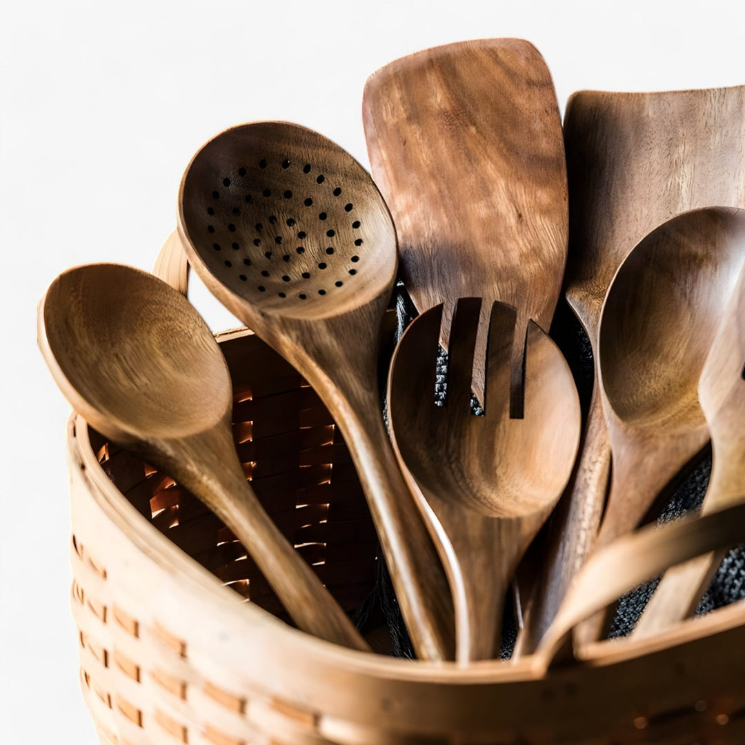 "EcoChef køkkensæt i skandinavisk design med fem træredskaber i naturligt træ, elegant og bæredygtigt til moderne køkken."