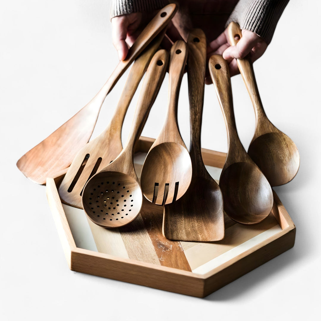 "EcoChef køkkensæt i skandinavisk design med fem træredskaber i naturligt træ, elegant og bæredygtigt til moderne køkken."