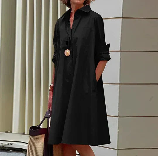 "Elegance kombineret med komfort, Julie dame skjortekjole med knapper og klassisk krave. Perfekt til enhver lejlighed."