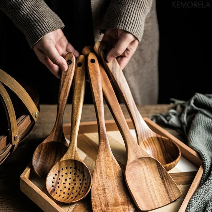 "Elegant 7-delt køkkenredskabssæt i moderne design med ergonomiske håndtag, perfekt til enhver køkkenindretning."