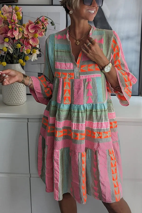 Smuk forårs A-line kjole med fine flæser og vintage look. Elegant kvindekjole til sommerstil.