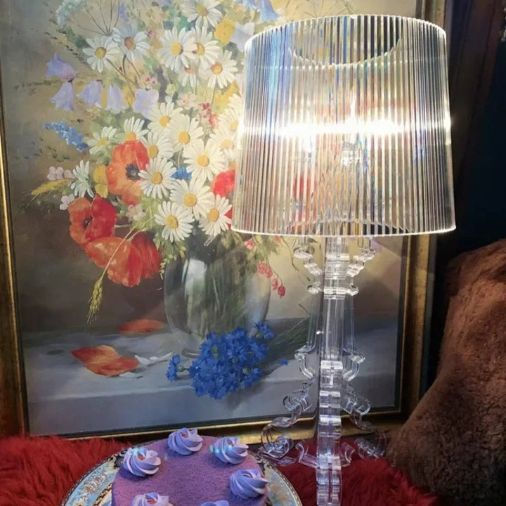 Blødt, diffust lys fra elegant akryl bordlampe. Ideel til soveværelset og afslappende stemning.