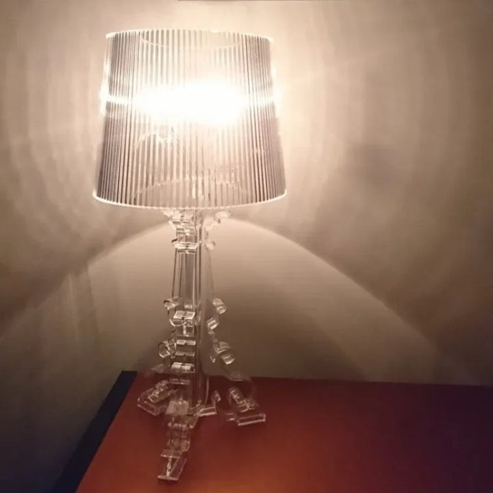 Elegant akryl bordlampe med moderne design til soveværelset. Funktionel natlampe og indretningsdetalje.