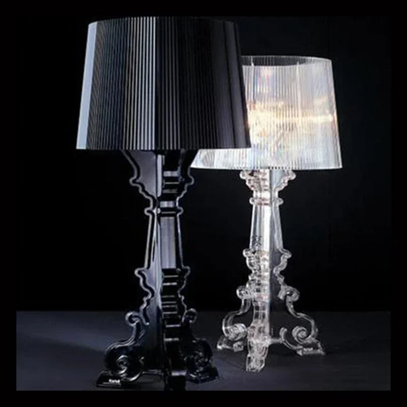Elegant akryl bordlampe på et natbord i et moderne soveværelse, tændt med stemningslys.