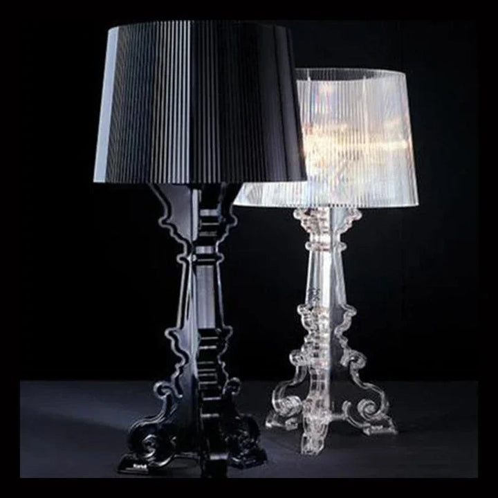 Elegant akryl bordlampe på et natbord i et moderne soveværelse, tændt med stemningslys.