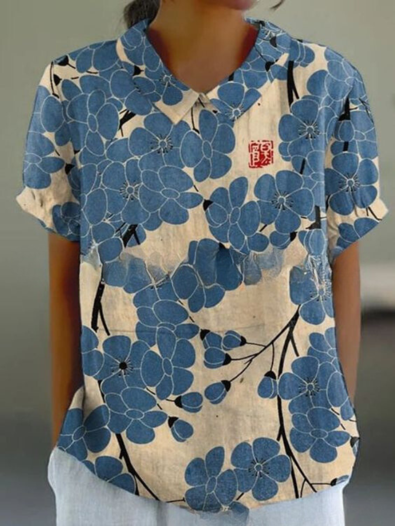 "Elegant Amanda Blomster Top i letvægtsstof, med smukt blomsterprint og afslappet pasform, perfekt til uformelle lejligheder.