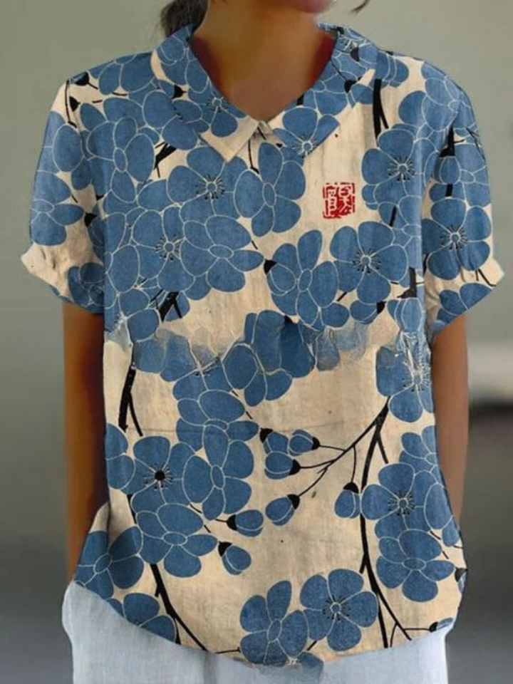 "Elegant Amanda Blomster Top i letvægtsstof, med smukt blomsterprint og afslappet pasform, perfekt til uformelle lejligheder.