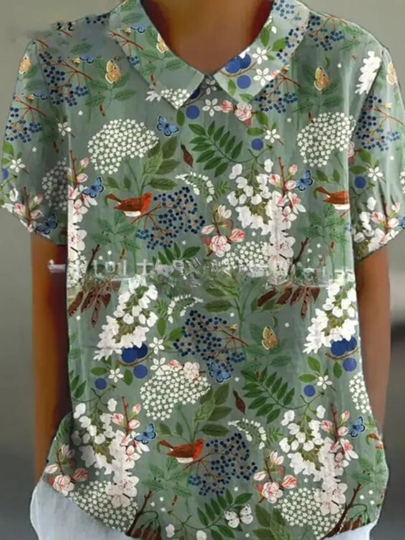 "Elegant Amanda Blomster Top i letvægtsstof, med smukt blomsterprint og afslappet pasform, perfekt til uformelle lejligheder.