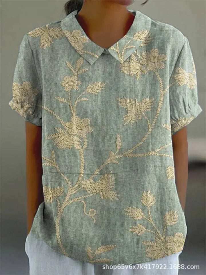 "Elegant Amanda Blomster Top i letvægtsstof, med smukt blomsterprint og afslappet pasform, perfekt til uformelle lejligheder.
