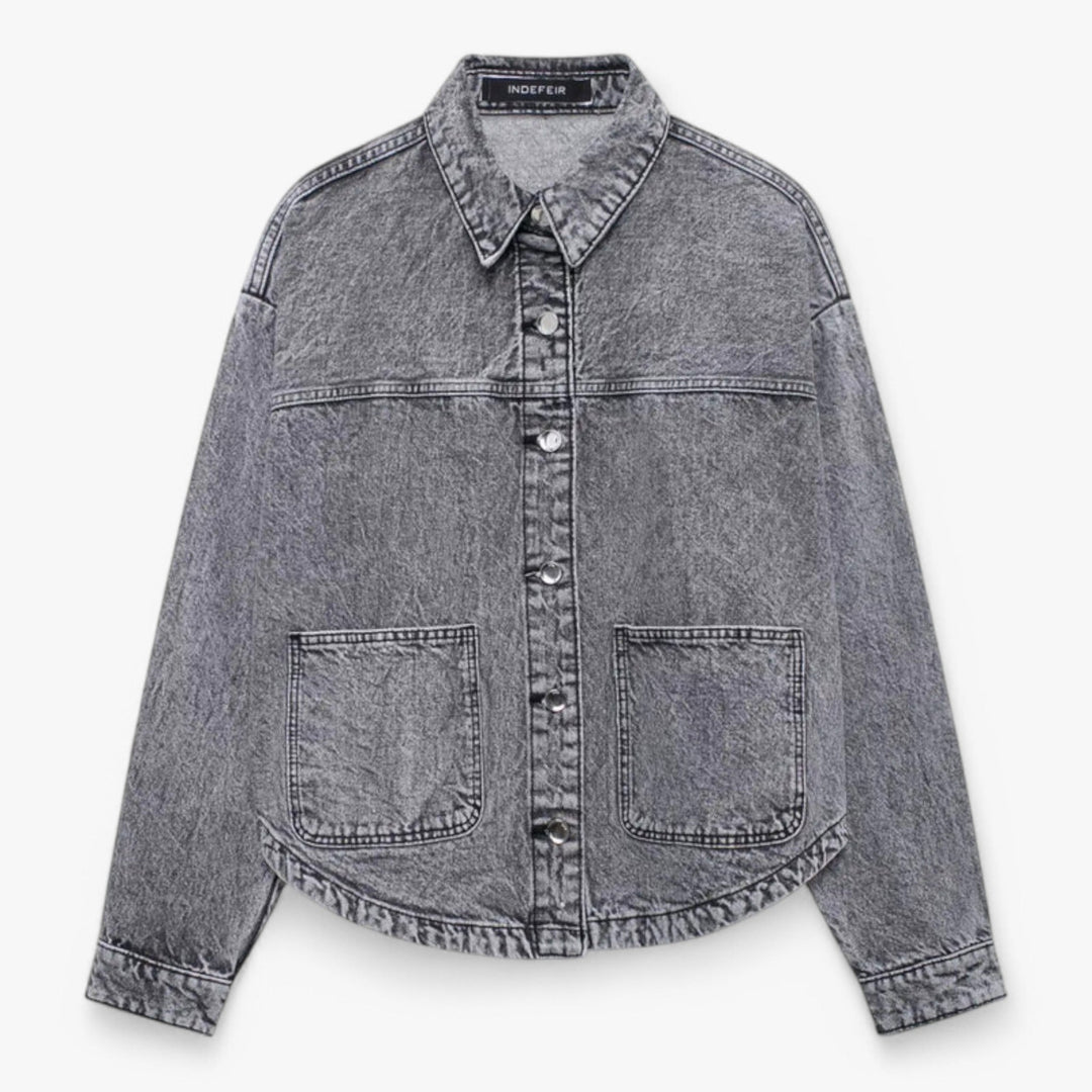 "Elegant Amélie denimjakke til kvinder, let og stilfuld, blå nuance, lukket syn, alsidig til sommermode."